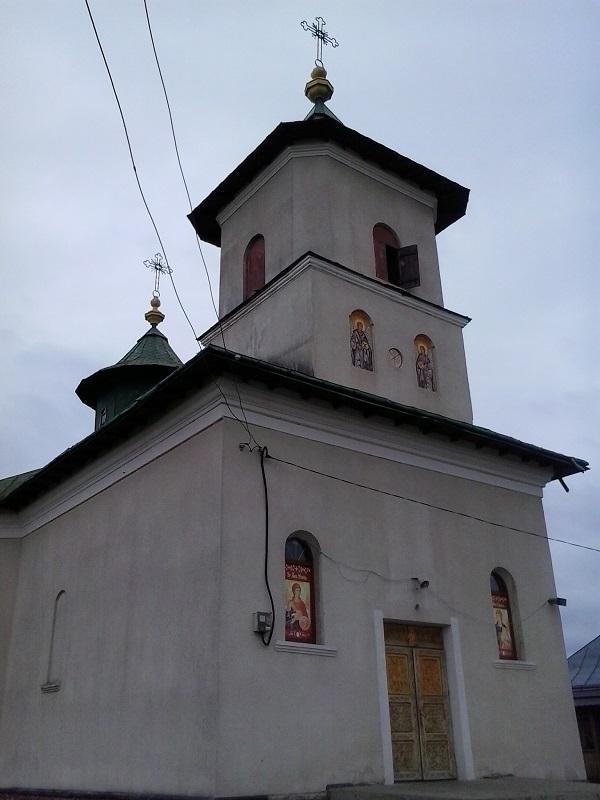 Biserica - vedere exterioară